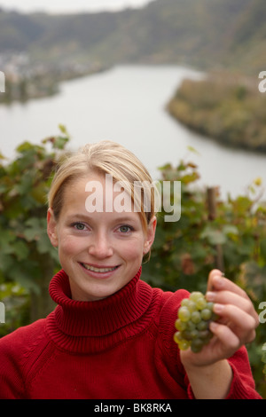 Le vin allemand la reine Sonja Christ à la vendange dans le vignoble familial près de Oberfell, sur la Moselle, Rhin, Oberfell Banque D'Images