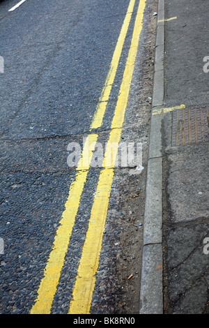 Jaune double lignes. Banque D'Images