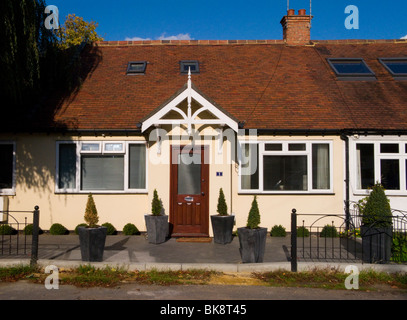 Bungalow mitoyenne accueil / maison à Lower Sunbury, Surrey. UK. Banque D'Images