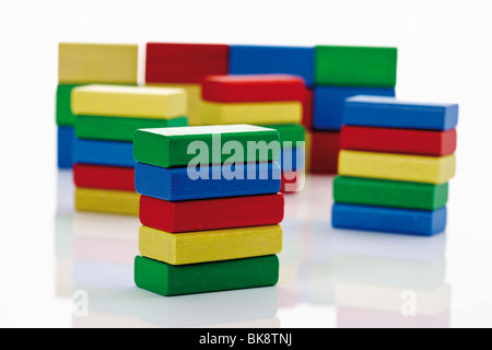 De nombreuses piles de briques de construction colorés Banque D'Images