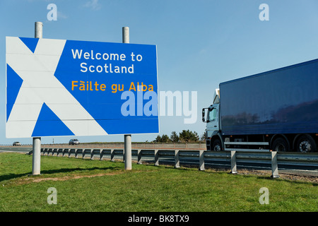 Bienvenue à la frontière de l'Écosse signe sur l'A1 au nord de Berwick-on-Tweed, au Royaume-Uni. Gu Failte Alba en gaélique Banque D'Images