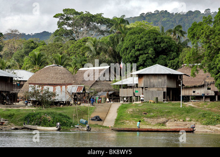 Guyane : Village du Haut Maroni Banque D'Images
