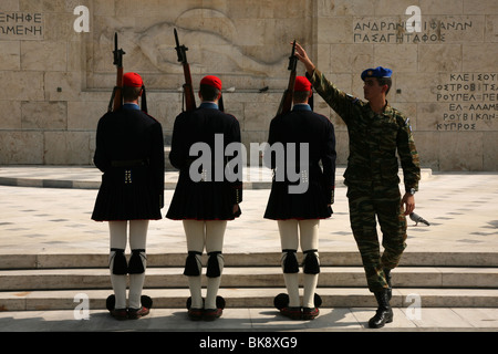 La modification de la Garde côtière canadienne Evzones devant le Tombeau du Soldat inconnu à la place Syntagma à Athènes, Grèce. Banque D'Images
