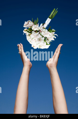 Bouquet de fleurs blanches dans l'air sur le point d'être Banque D'Images