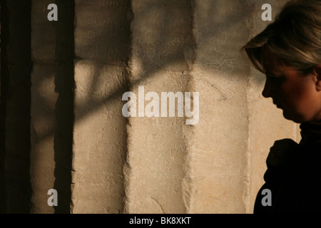 Un graffiti sur une colonne de marbre du Propylaea dans l'acropole d'Athènes en Grèce. Banque D'Images