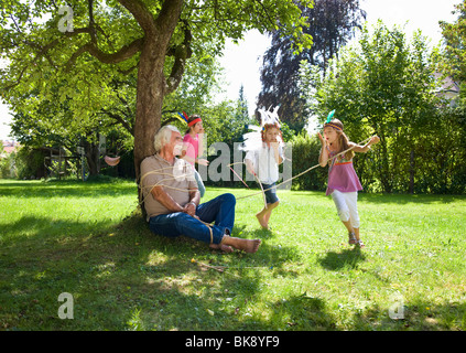 Petits-enfants grand-père tirant en arbre Banque D'Images