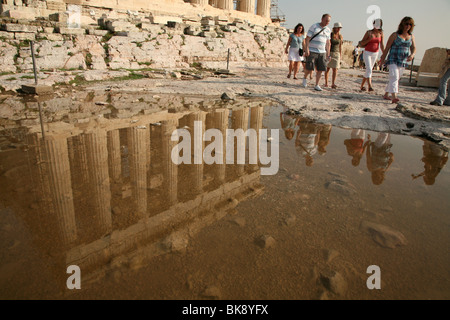 Groupe touristique passe un reflet du Parthénon dans l'acropole d'Athènes en Grèce. Banque D'Images