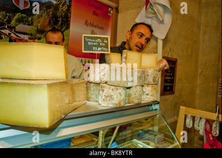 Homme de petite entreprise vendant des aliments biologiques, salon des produits, fromagerie française, Paris, France, magasin de produits naturels, fromagerie Banque D'Images