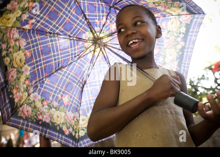 Rire enfant dans un orphelinat - Tanzanie, Afrique de l'Est Banque D'Images