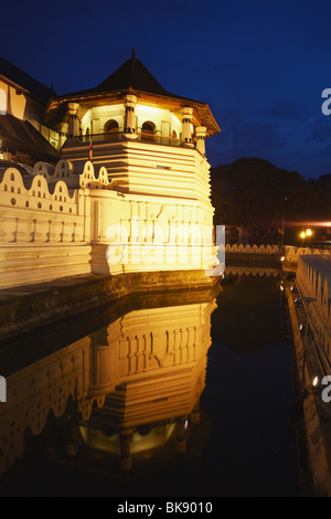 Temple de la dent (Sri Dalada Maligawa) au crépuscule, Kandy, Sri Lanka Banque D'Images