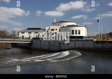 L'île de lagan valley centre de conférence et d'événements avec weir sur la rivière Lagan lisburn city centre le comté d'Antrim Banque D'Images