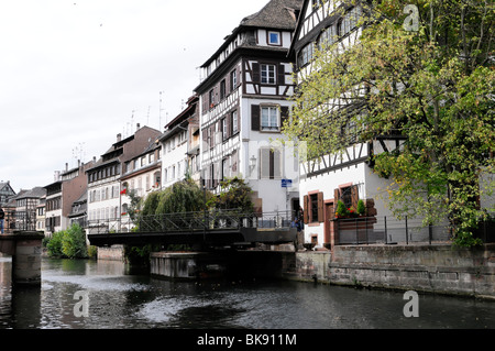 Pont dans le centre historique de la ville, tour en bateau sur l'Ill, Strasbourg, Alsace, France, Europe Banque D'Images