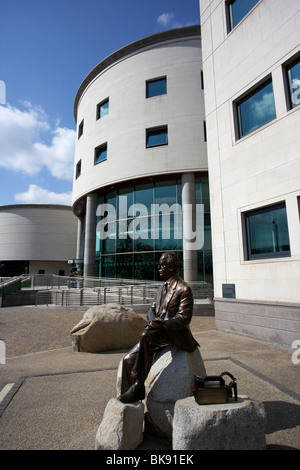 Le professeur Frank pantridge statue à l'extérieur de l'île de lagan valley centre de conférence et d'événements centre-ville de Lisburn Banque D'Images