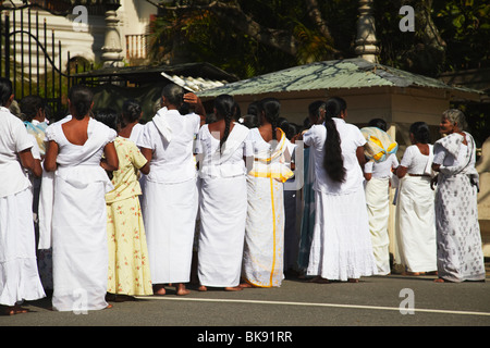 Les femmes la queue pour entrer dans le Temple de la dent (Sri Dalada Maligawa), Kandy, Sri Lanka Banque D'Images