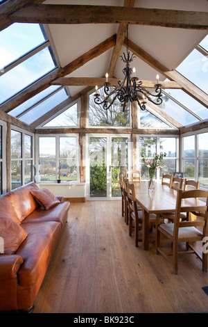 Une Orangerie conservatoire type intérieur d'une maison avec cadre en chêne,Stroud, Angleterre, Royaume-Uni. Banque D'Images