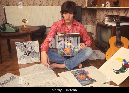 KLAUS VOORMAN du groupe Manfred Mann à Streatham, Londres, son domicile le 27 juillet 1967 avec certains de ses pochette artwork. Photo : Tony Gale Banque D'Images
