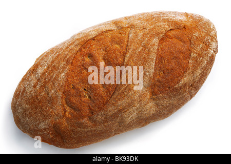 Miche de pain de blé ovale sur fond blanc. Le fichier comprend un chemin de détourage. Retouchées par des images de haute qualité. Banque D'Images