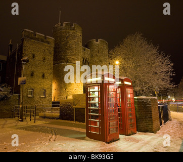 Des cabines téléphoniques et Westgate Towers couvertes de neige à Canterbury, Kent, UK. Banque D'Images