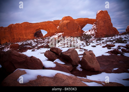 Le Nord et le sud fenêtres dans Arches National Park près de Moab, Utah sont vus au crépuscule. Banque D'Images