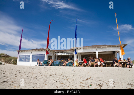 Les gens de l'emplacement en face d'un bar de plage à la plage d'Es Trenc, Mallorca, Majorque, Îles Baléares, Espagne, Europe Banque D'Images