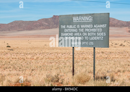 Panneau d'avertissement interdisant au public d'entrer dans la zone d'extraction de diamants sur la route de Luderitz, en Namibie. Banque D'Images