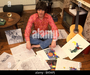 KLAUS VOORMAN du groupe Manfred Mann à Streatham, Londres, son domicile le 27 juillet 1967 avec certains de ses pochette artwork. Photo : Tony Gale Banque D'Images