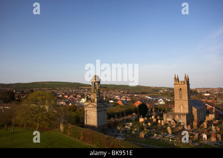 Magazinez Eglise et le St clelland mausolée vu du haut de Dundonald douves ou motte homme fait colline artificielle pour fort Banque D'Images