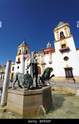 Fontaine et église Iglesia del Socorro, Plaza del Socorro, Ronda, Andalousie, Espagne Banque D'Images