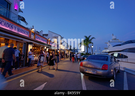 Les voitures de luxe, les restaurants à proximité de port, Puerto Banus, Marbella, Andalousie, Espagne Banque D'Images