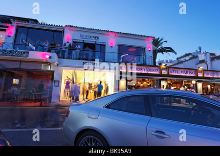 Les voitures de luxe, les restaurants à proximité de port, Puerto Banus, Marbella, Andalousie, Espagne Banque D'Images