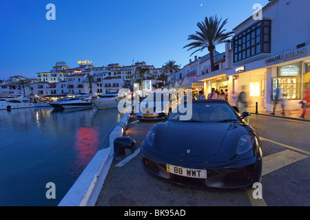 Les voitures de luxe, les restaurants à proximité de port, Puerto Banus, Marbella, Andalousie, Espagne Banque D'Images