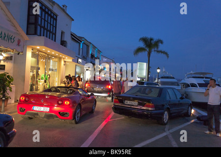 Les voitures de luxe, les restaurants à proximité de port, Puerto Banus, Marbella, Andalousie, Espagne Banque D'Images