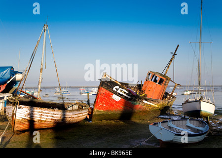 Un vieux bateau en bois en décomposition à marée basse, WEST MERSEA Banque D'Images