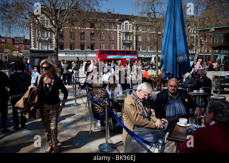 Les gens à la terrasse d'un café au Duke of York's Square sur la rue Kings Road, Chelsea. Banque D'Images