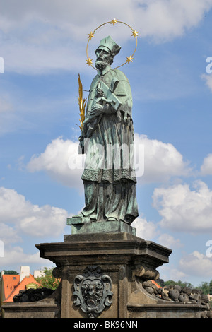 Statue de Saint Népomucène, le Pont Charles, Prague, République Tchèque, Europe Banque D'Images