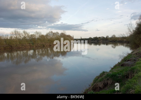 La rivière Severn vu de la pub dans l'alésage du bras Severn Minsterworth Gloucestershire Banque D'Images