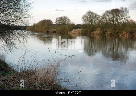 La rivière Severn vu de la pub dans l'alésage du bras Severn Minsterworth Gloucestershire Banque D'Images