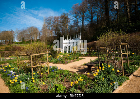 L'Exedra jardins au printemps à l'Painwick Jardin Rococo dans les Cotswolds Banque D'Images