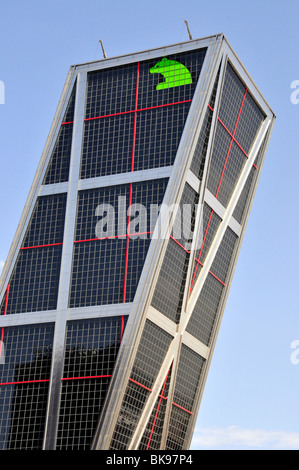 L'un des tours Kio, Torres Kio ou Puerta de Europa, Plaza Castilla, Madrid, Espagne, Péninsule ibérique, Europe Banque D'Images