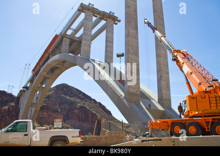 Nouveau pont de la rivière Colorado s'étend sur canyon ci-dessous Hoover Barrage de Boulder desert Nevada Arizona Lake Mead construire construction routière Banque D'Images