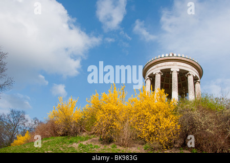 Au jardin anglais, Monopteros Munich au printemps. Banque D'Images