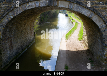 Le pont à Pigeon's lock dans le canal d'Oxford Tackley, nommé d'après le pub The Three Pigeons, qui permet d'être ici. Banque D'Images