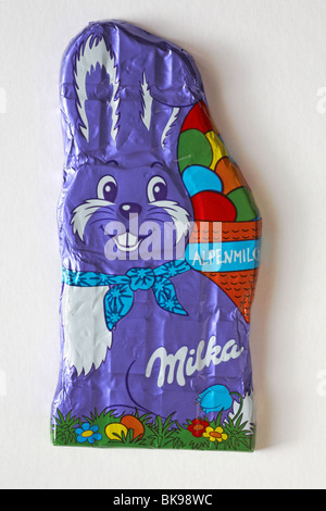 Enveloppé d'aluminium du chocolat Milka lapin de pâques isolé sur fond blanc Banque D'Images