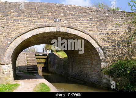 Verrouillage du Pigeon dans le canal d'Oxford Tackley, nommé d'après le pub The Three Pigeons, qui se trouvaient près d'ici. Banque D'Images