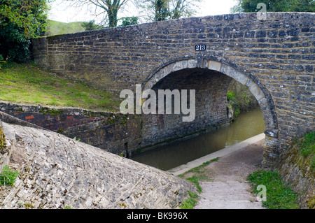 Le pont à Pigeon's lock dans le canal d'Oxford Tackley, nommé d'après le pub The Three Pigeons, qui permet d'être ici. Banque D'Images