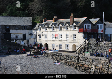 Le Red Lion Hotel dans le village de Clovelly North Devon vue depuis le mur du port Banque D'Images