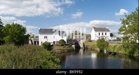 La serrure keepers cottage à Roze dans le parc national régional de Brière (la Brière), une zone humide dans le nord-ouest de la France Banque D'Images