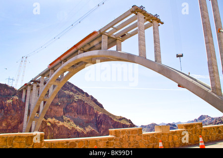 Nouveau pont de la rivière Colorado s'étend sur canyon ci-dessous Hoover Barrage de Boulder desert Nevada Arizona Lake Mead construire construction routière Banque D'Images