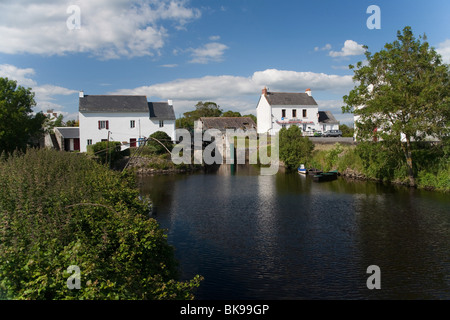 La serrure keepers cottage à Roze dans le parc national régional de Brière (la Brière), une zone humide dans le nord-ouest de la France Banque D'Images