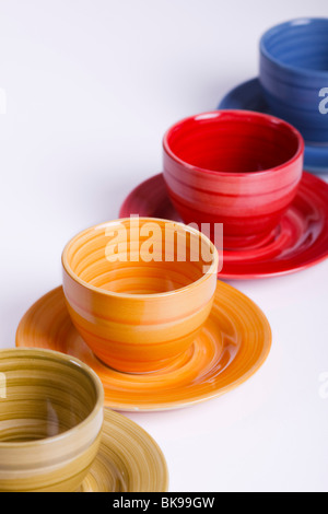 Quatre verres colorés alignés en diagonale. Isolées. Banque D'Images